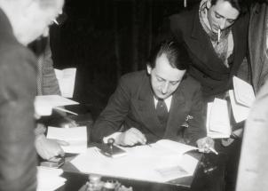 André Malraux dédicaçant son livre 