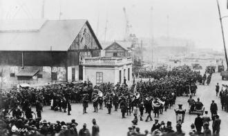 L'arrivée des premiers soldats américains en France est fêtée dans la joie et l'espérance