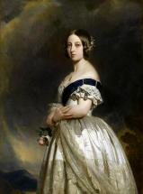 La reine Victoria en robe élégante tenant un bouquet de roses rouges. le fond est sombre et nuageux