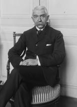 Portrait de Pierre de Coubertin, assis