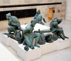 sculptures en bronze de 4 soldats enchainés