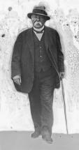 Clemenceau âgé debout marchant avec sa canne