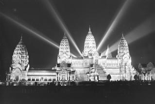 Cette photographie de presse, prise par l'Agence Rol, capture une vue nocturne de l'Exposition coloniale internationale