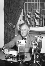 Franklin Delano Roosevelt devant des micros de la CBS