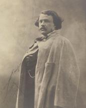 homme habillé d'une cape de 3/4
