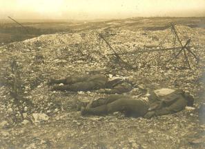 Cadavres de soldats allemands sur le terrain des combats du 1<sup>er</sup> juillet 1916