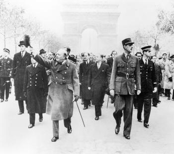 Le défilé du 11 novembre 1944 sur les Champs-Élysées - ANONYME