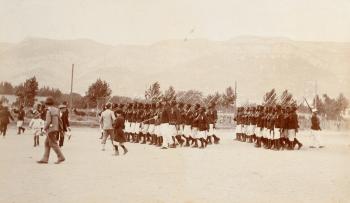 La compagnie de tirailleurs sénégalais du capitaine Mangin en manœuvre, vers 1896-1899 - ANONYME