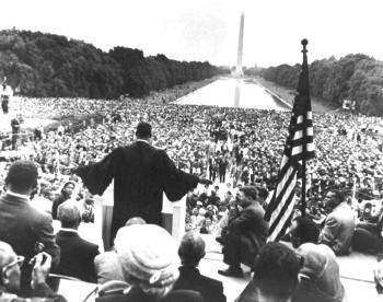Le Dr Martin Luther King Jr. s'adressant à la foule lors du pèlerinage de prière pour la liberté de 1957 à Washington, D.C - ANONYME