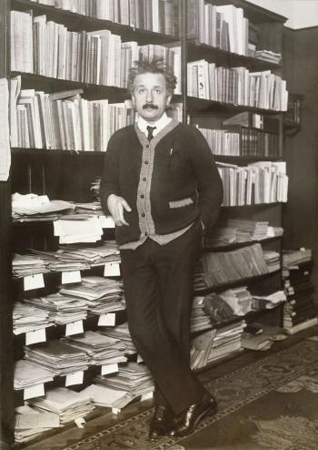 Albert Einstein dans son bureau de l'Institut Kaiser Wilhelm de Physique - WEINROTHER Carl