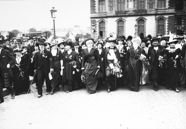 Manifestation des suffragettes, Mme Séverine en tête du cortège