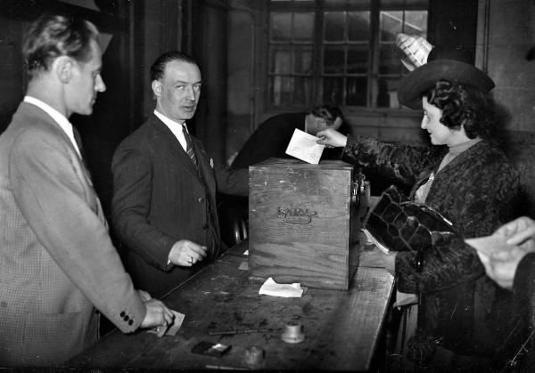Premier vote des femmes en France. Elections municipales. Paris, avril 1945