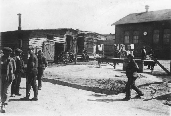 Prisonniers et baraquements au camp de Holzminden.