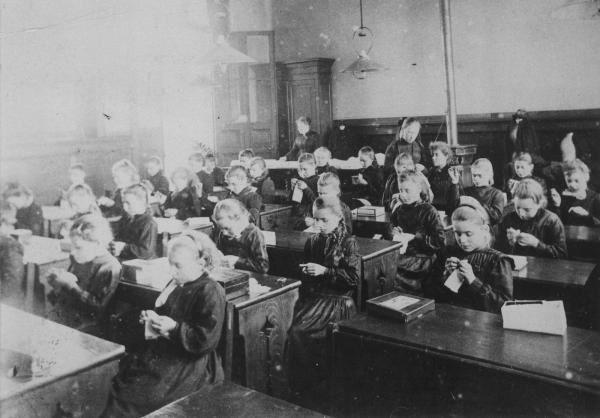 Classe de filles. Ecole d'Hellemmes (Nord).