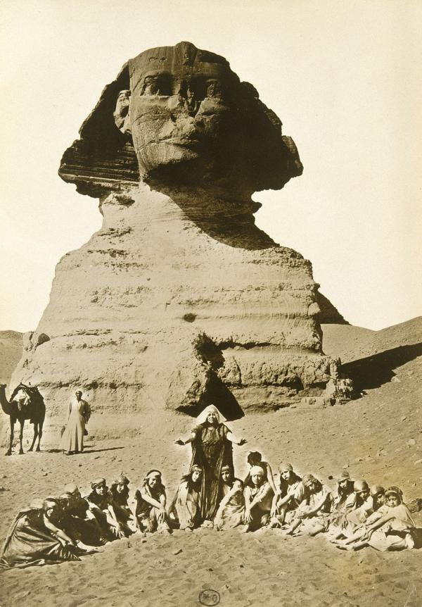 Loïe Fuller et ses élèves devant le sphinx au Caire.