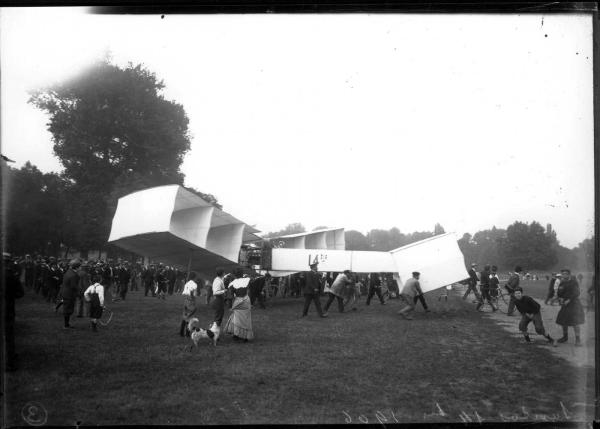 Avion de Santos-Dumont sur la pelouse de Bagatelle. 23 octobre 1906.