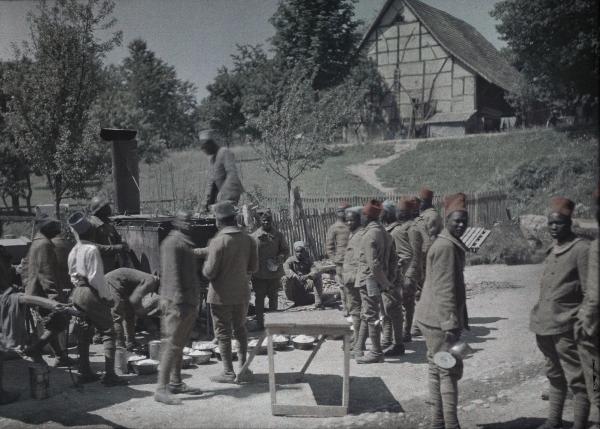 Groupe de militaires sénégalais pendant l'heure de repos à Saint-Ulrich (Haut-Rhin), 16 juin 1917.