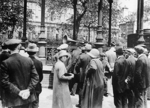 Diffusion de programme dans un jardin public, à Londres