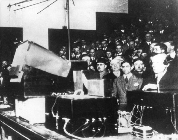 Première démonstration publique en France de la télévision par l'ingénieur René Barthélemy à l'Ecole supérieure d'électricité