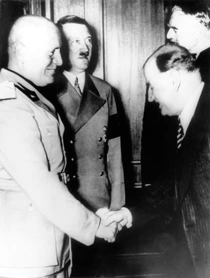 Signature des accords de Munich. Mussolini, Hitler, Daladier et Chamberlain.