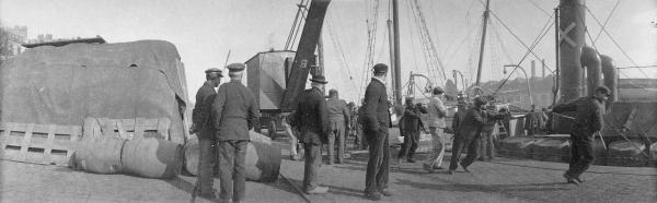 Dockers sur un port breton.