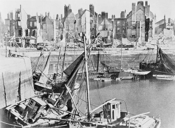 Dunkerque bombardée par l'aviation allemande lors de l'opération Dynamo.