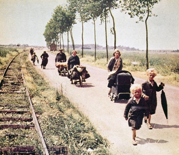 Exode de civils français sur une route de campagne.