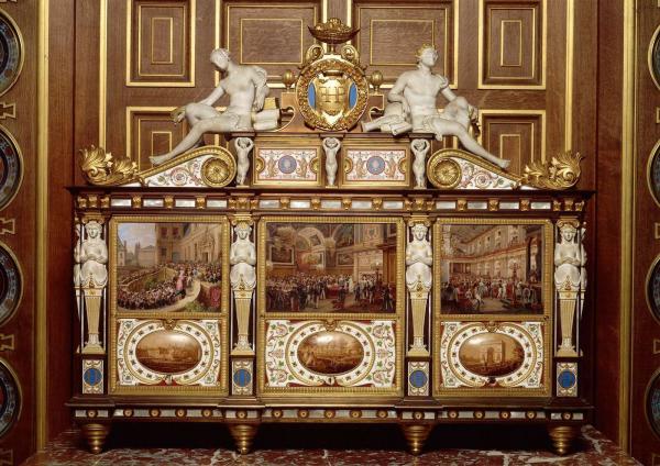 Meuble commémoratif du mariage du duc d'Orléans.