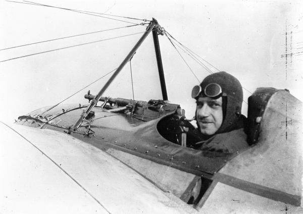 L'aviateur Gilbert sur son appareil de combat.