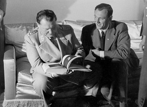 Hermann Göring au Jeu de Paume en compagnie de Bruno Lohse.