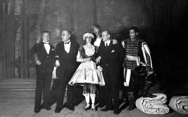 Photo du groupe Petrouchka (X, Benois, Karsavina, Diaghilev, Nijinski, Lifar).