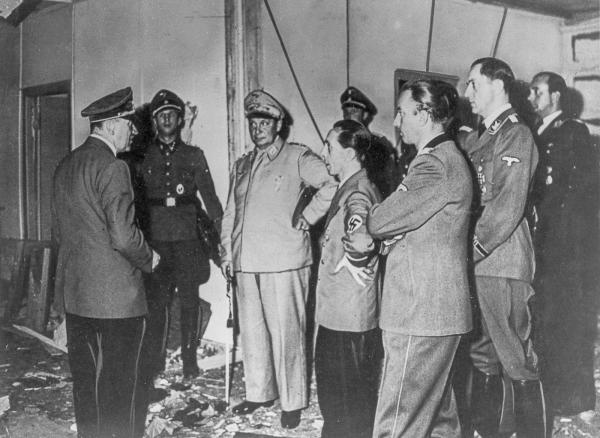 Adolf Hitler visite les décombres de son quartier général après l'attentat du 20 juillet 1944
