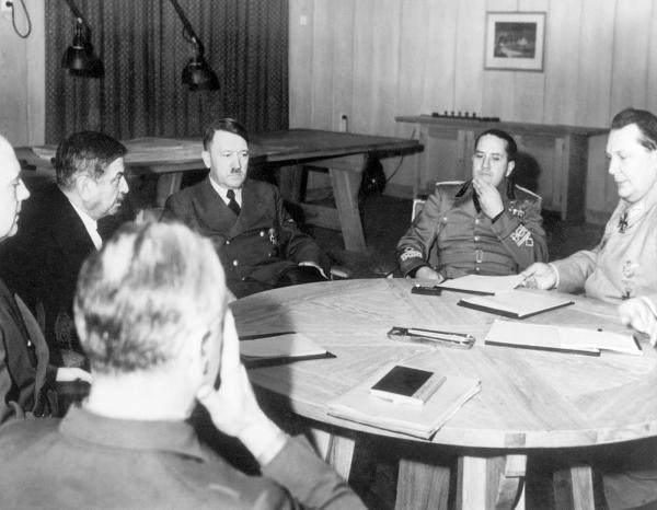 Adolf Hitler et Pierre Laval pendant une réunion.