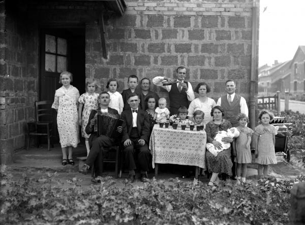 Famille polonaise posant dans son jardin d'une cité minière