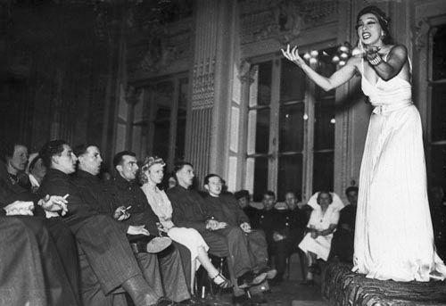 Joséphine Baker sur scène dans un cabaret à Paris pendant l'Occupation.