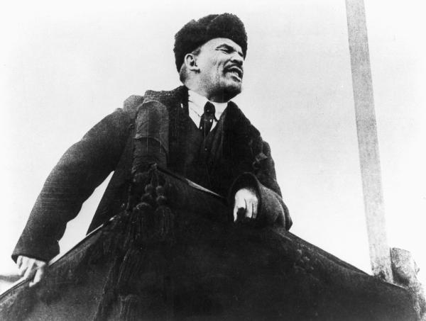Lénine tenant un discours sur la place Rouge pour célébrer le premier anniversaire de la révolution d'octobre