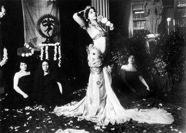 Mata Hari exécutant des danses brahmaniques dans la bibliothèque du Musée Guimet de Paris.