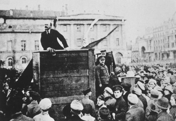 Lénine s'adressant à des soldats.