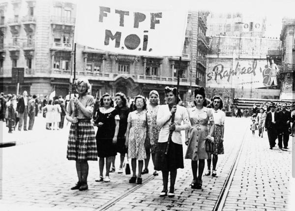 Les femmes des FTP-MOI défilent à Marseille le 29 août 1944.