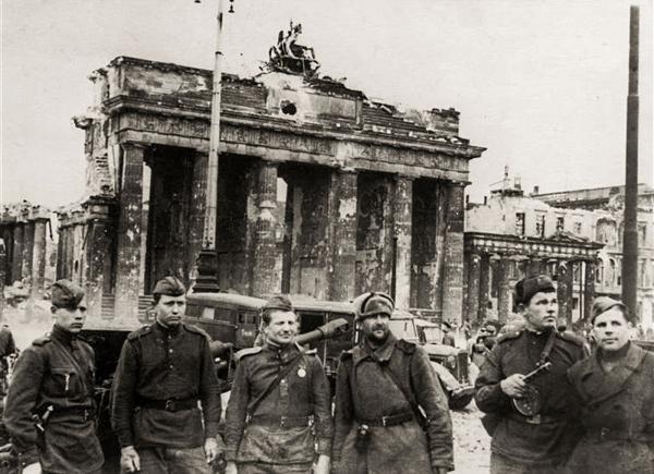 Soldats soviétiques après la bataille de Berlin - Histoire analysée en images et œuvres d'art | https://histoire-image.org/