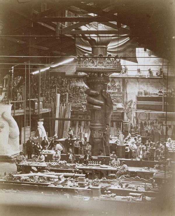 Vue intérieure des ateliers Monduit lors de la réalisation de la main de la statue de la Liberté en 1876.