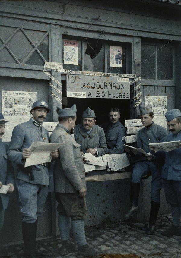 Vente des journaux sur un éventaire, Rexpoede (Nord), 6 septembre 1917.