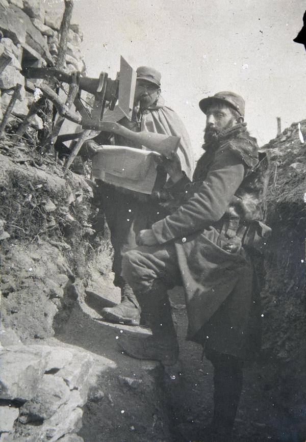Deux soldats dans une tranchée de la Meuse, environs du bois d'Ailly, vers avril 1915.