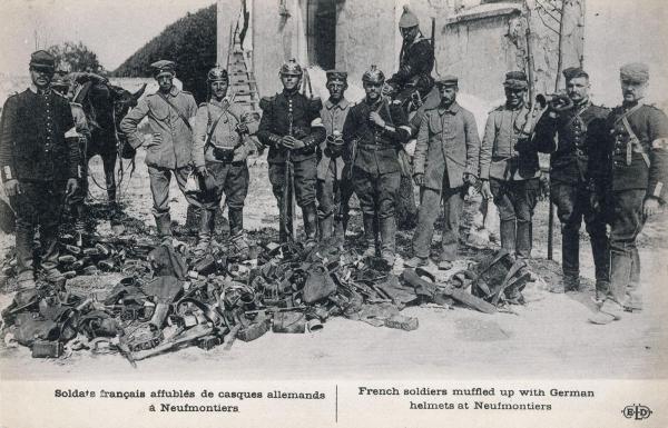Soldats français affublés de casques allemands, à Neufmontiers.