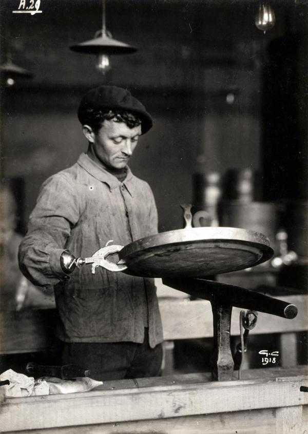 Atelier de l'école de rééducation professionnelle du Grand Palais, à Paris