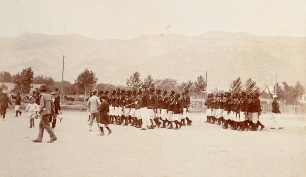 La compagnie de tirailleurs sénégalais du capitaine Mangin en manœuvre, vers 1896-1899