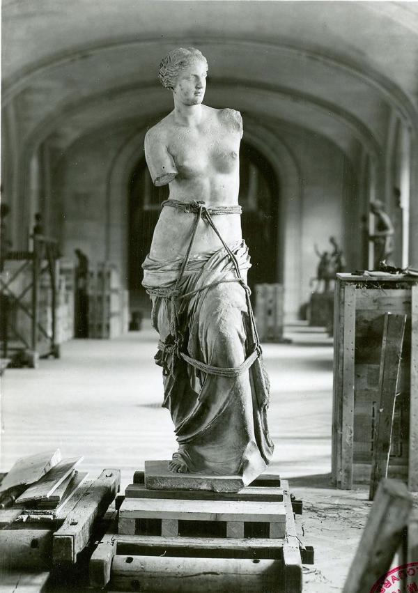 La Vénus de Milo encore encordée dans la galerie Daru du musée du Louvre.
.