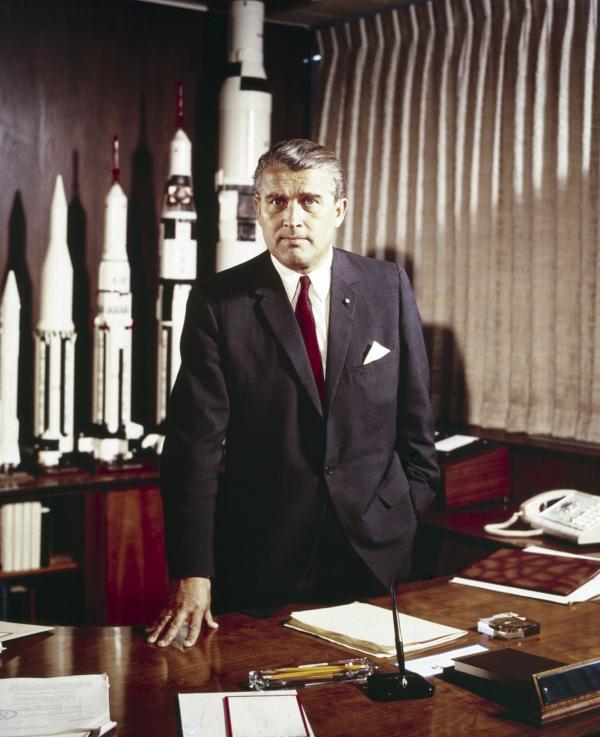 Wehrner von Braun dans son bureau, NASA, mai 1964.
