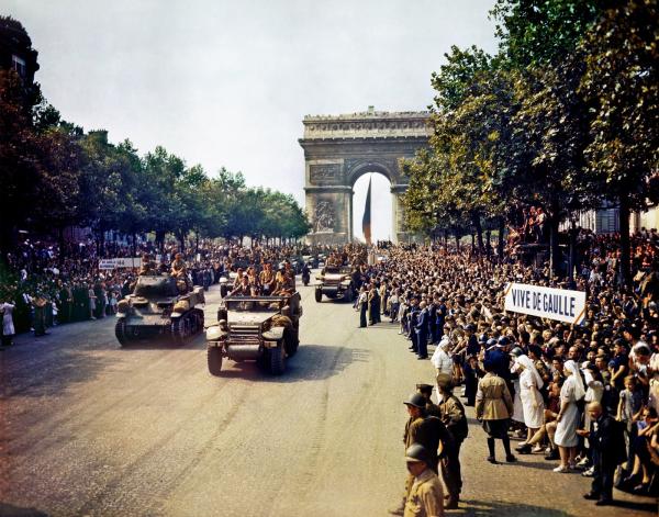 Défilé sur les Champs-Élysées à la libération de Paris