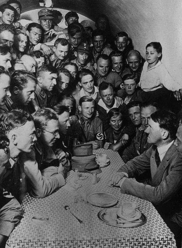 Hitler entouré de S.A. et d'une foule fascinée au Kasino des Braunen Hauses à Munich